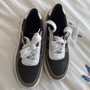 Woman sneakers size 6